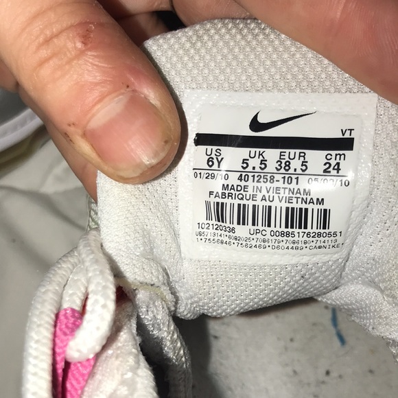 EUC White with Rainbow Nike’s Size 6Y - Picture 7 of 7